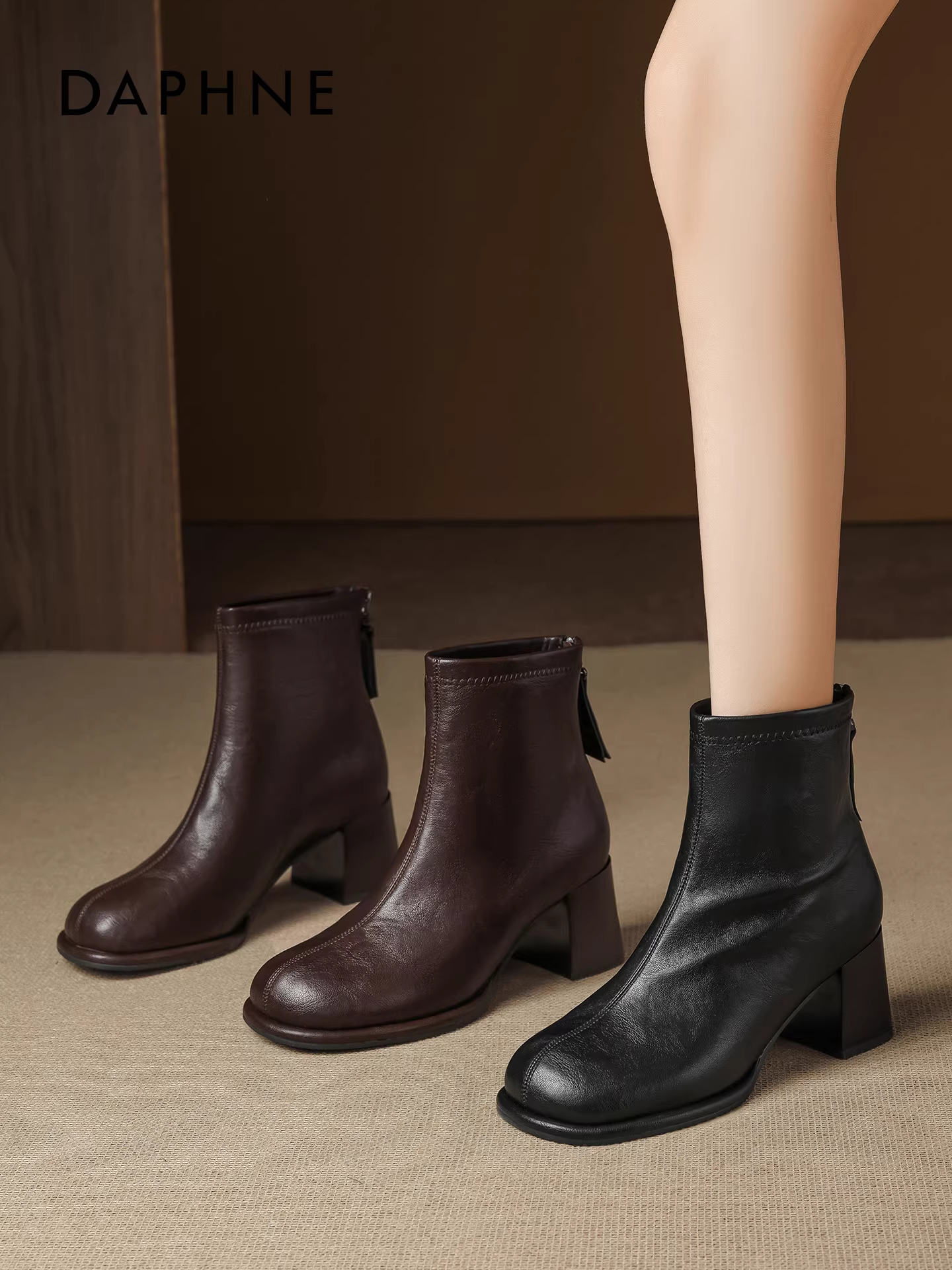 Giày bốt ngắn màu nâu Daphne dành cho nữ, mẫu mới thu đông 2025, kiểu retro, cao gót, ôm dáng, kiểu Pháp sang trọng, tăng chiều cao, chất liệu da.