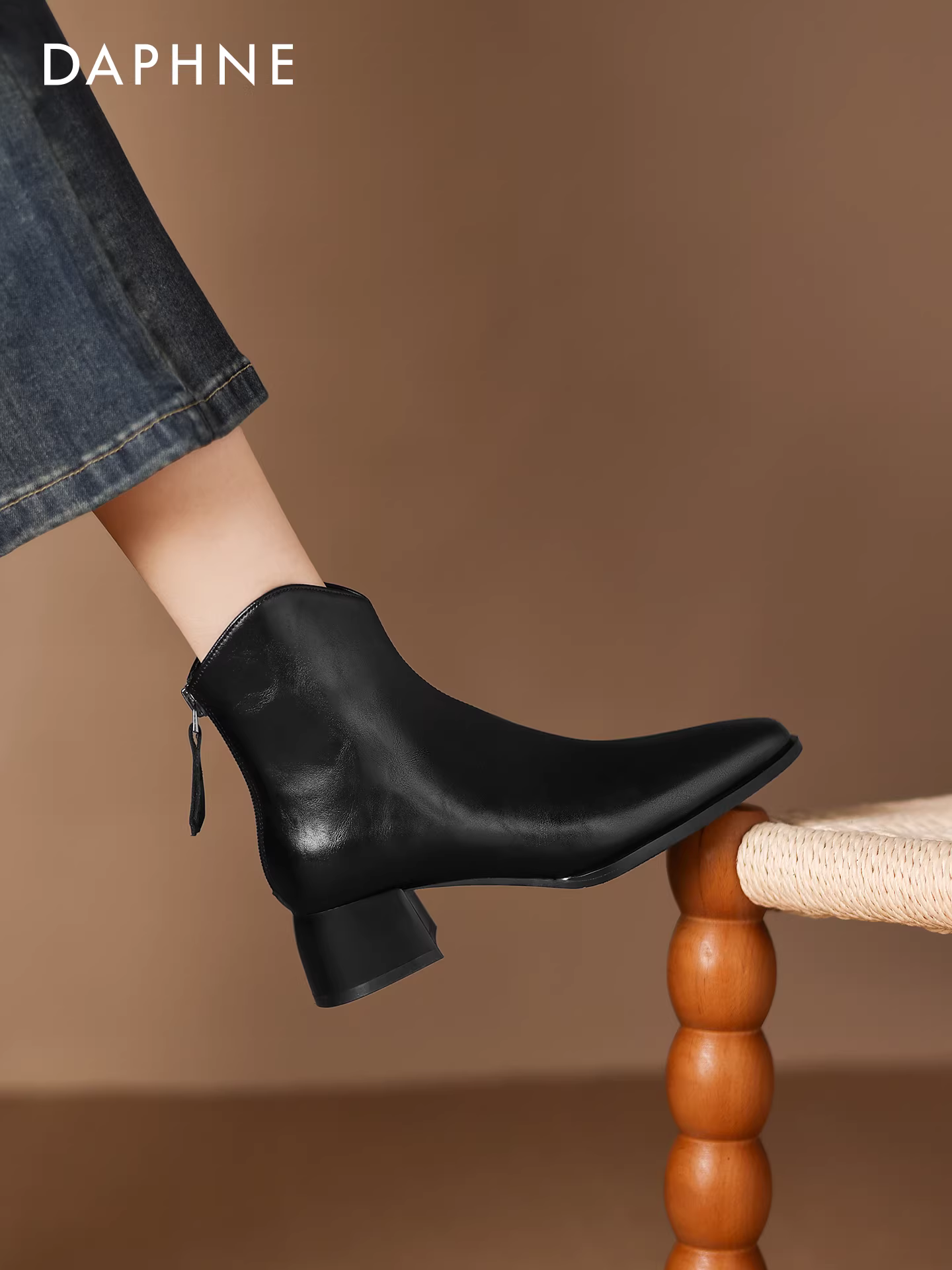 Giày bốt cao gót mũi nhọn Daphne dành cho nữ, mẫu mới mùa đông 2025, màu đen, kiểu Chelsea Pháp, ôm chân, chất liệu da.