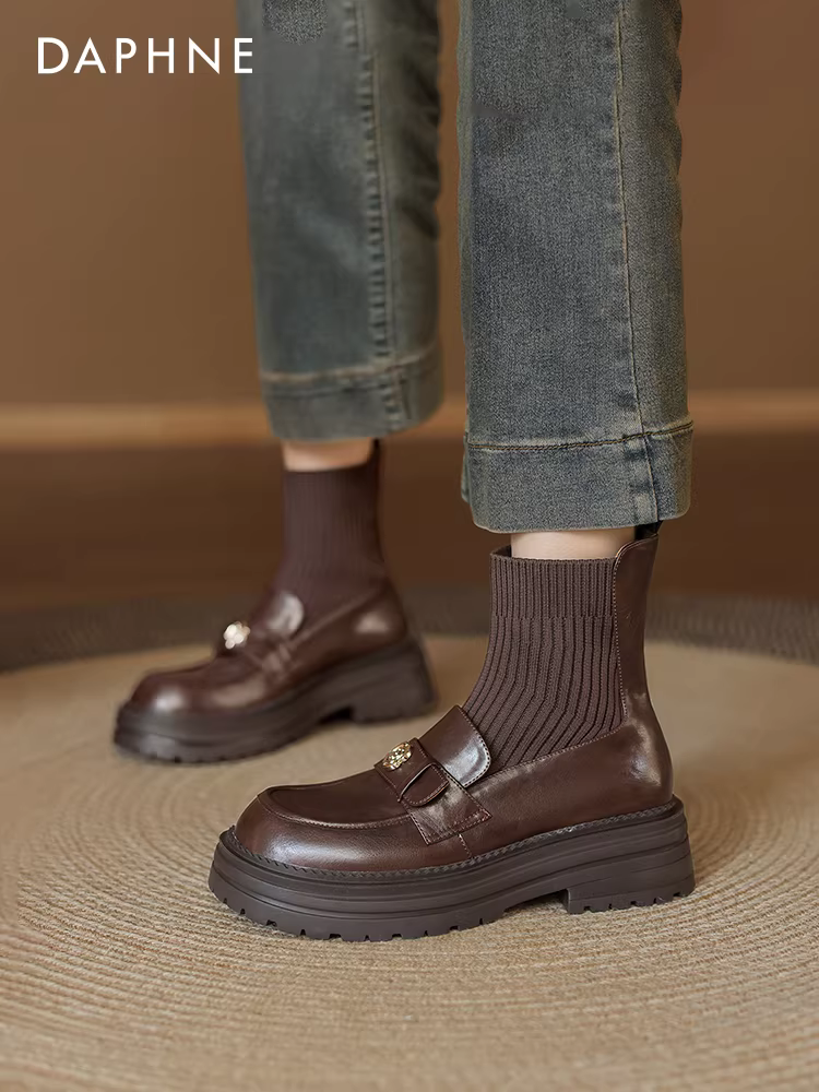 Giày bốt ngắn Daphne dành cho nữ, lót lông cừu mùa đông 2025, kiểu mới đế dày, chất liệu thun co giãn, kiểu dáng ôm sát chân, kiểu lười.