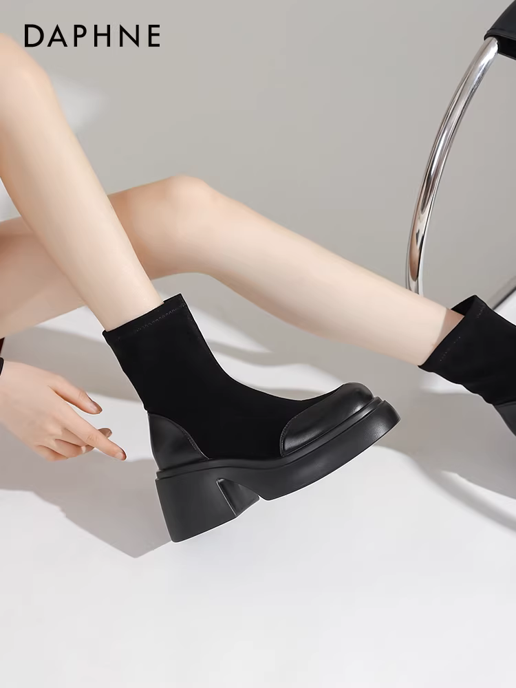Giày bốt Martin da lộn Daphne dành cho nữ, kiểu bốt tất đen, mẫu mới thu đông 2025, đế dày, kiểu dáng thon gọn, tăng chiều cao.