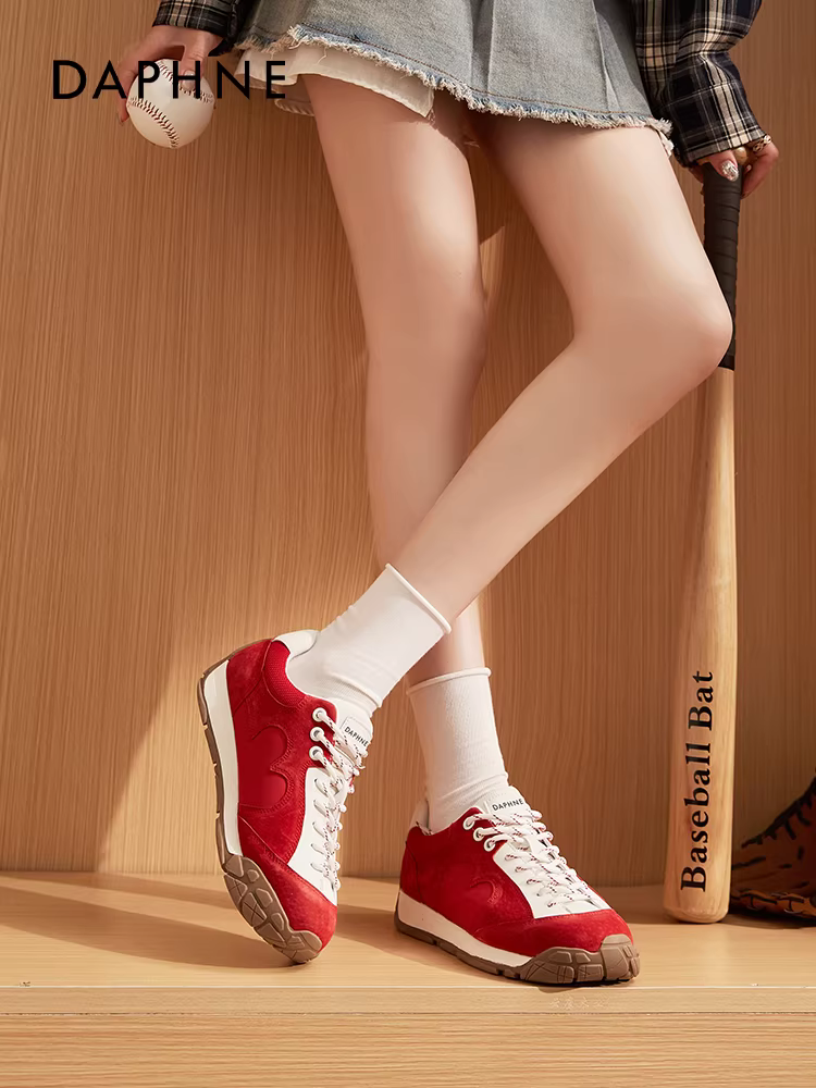 Giày thể thao nữ Daphne màu đỏ, kiểu dáng mới mùa thu 2025, đế dày tăng chiều cao, thoải mái, phong cách thường ngày