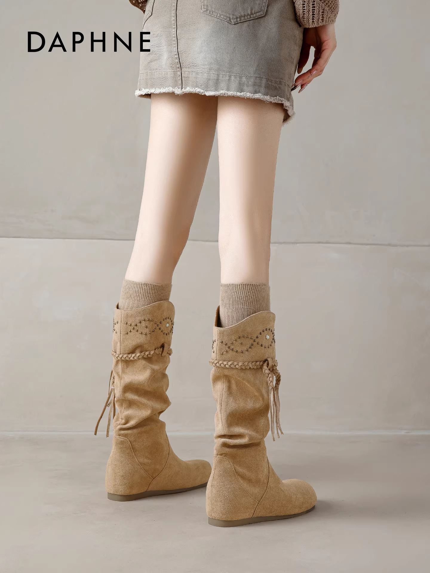 Giày bốt cao cổ Daphne dành cho nữ, mùa thu đông 2025, kiểu dáng cổ điển, phong cách dân tộc, kiểu bốt cao bồi phương Tây, có tăng chiều cao ẩn và thiết kế xếp lớp.