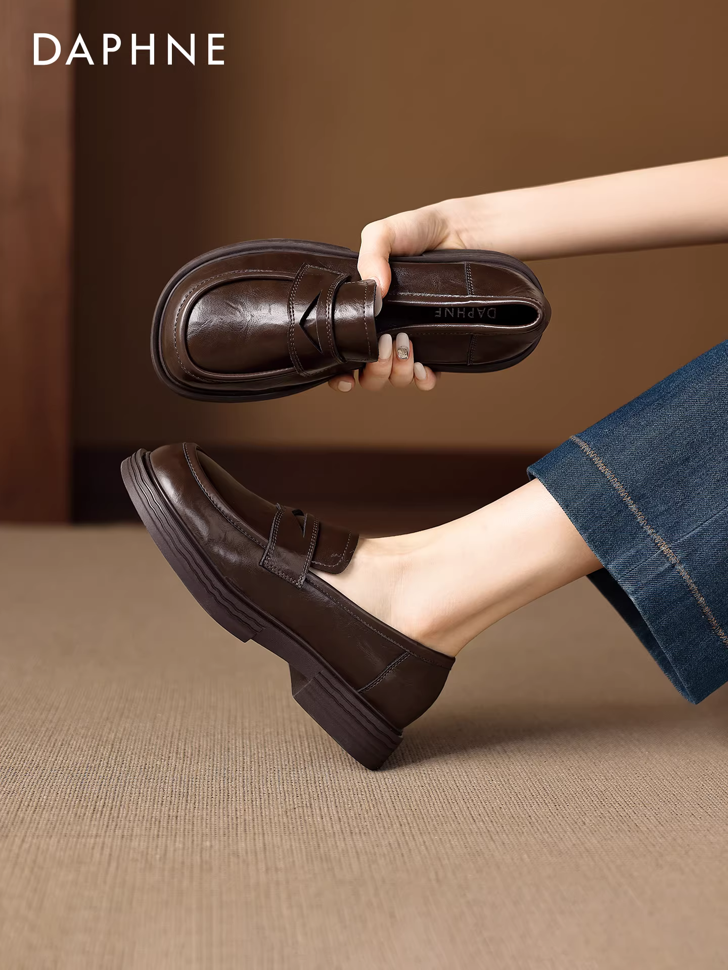 Giày lười đế dày màu nâu Daphne dành cho nữ 2025, kiểu mới, dễ mang, đế mềm, giày da nhỏ, giày bệt nữ, giày đơn.