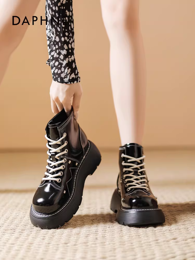 Giày bốt Martin đế dày Daphne dành cho nữ 2025, kiểu Anh, chất liệu da bóng đen, kiểu ngắn, mùa xuân thu, giày bốt đơn nữ