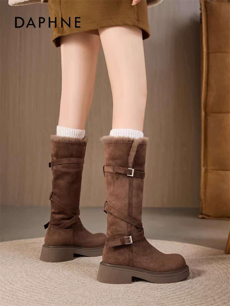 Giày bốt lông cừu Daphne dành cho nữ, kiểu mới mùa đông 2025, giữ ấm, dài, màu cà phê, đế dày, chất liệu cotton Đông Bắc
