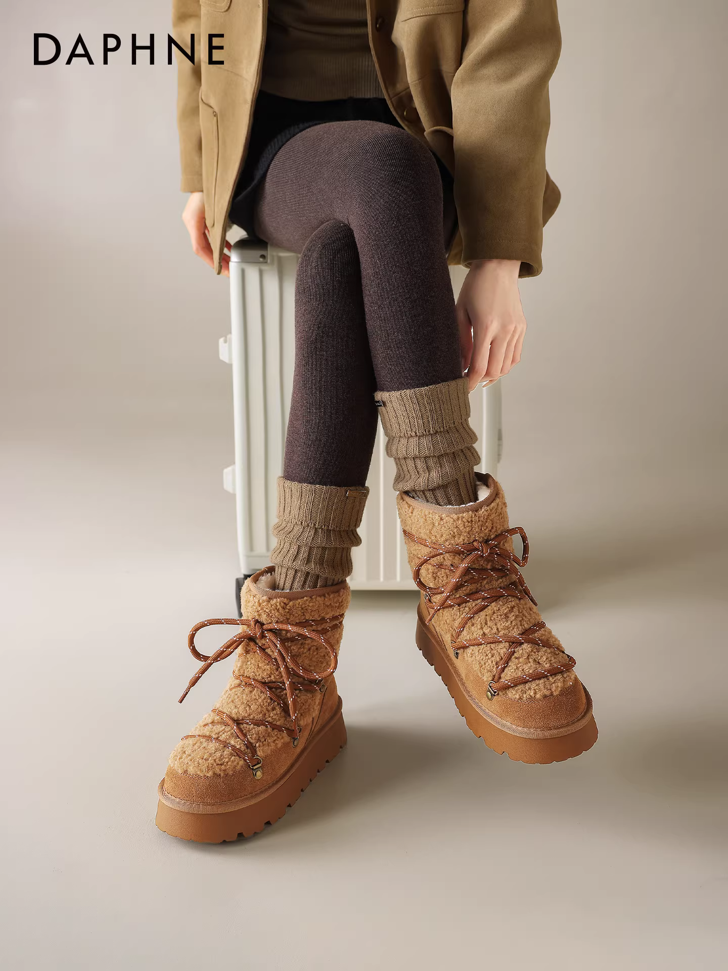 Giày bốt tuyết đế dày Daphne dành cho nữ, kiểu mới mùa đông 2025, lót lông cừu, bốt cổ thấp dày dặn, giày nữ, giày cotton ấm áp.