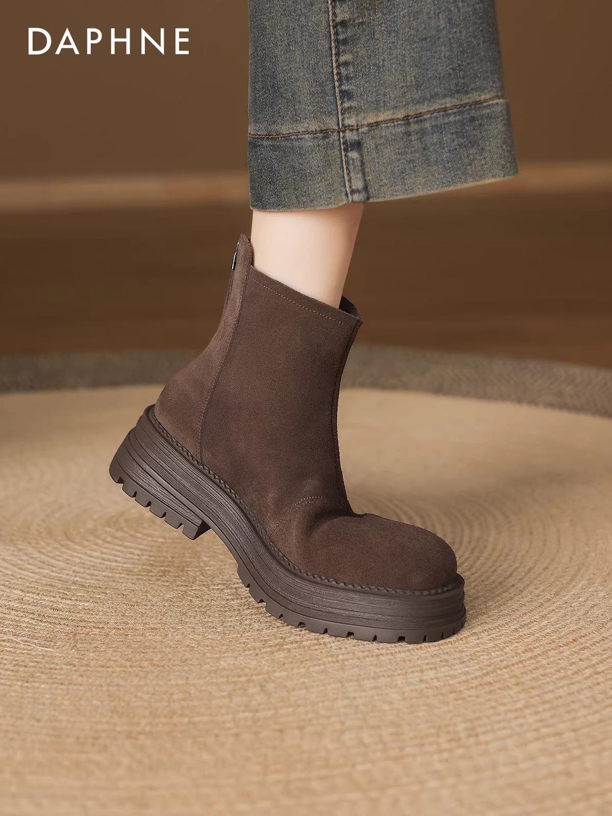 Giày bốt ngắn da lộn Daphne dành cho nữ 2025, mẫu mới thu đông, đế dày tăng chiều cao, màu nâu, kiểu dáng ôm sát, lót lông cừu, kiểu Martin.