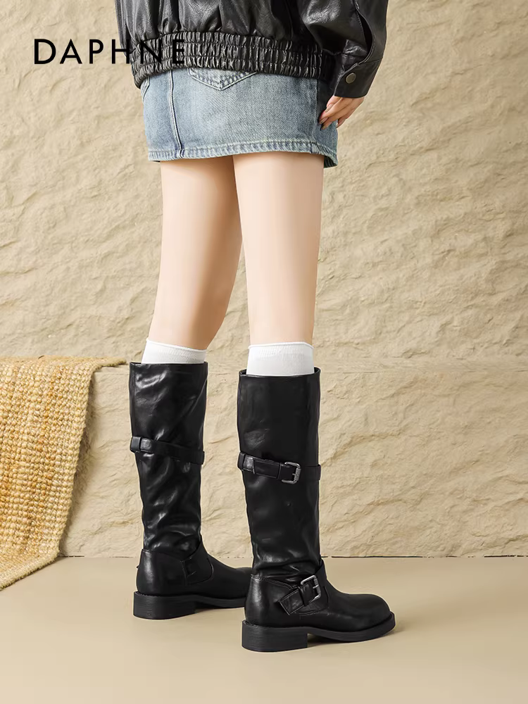 Giày bốt đen Daphne nữ, bốt cao cổ mùa thu đông 2025, kiểu dáng nhỏ nhắn, bốt cưỡi ngựa, bốt cao bồi miền Tây
