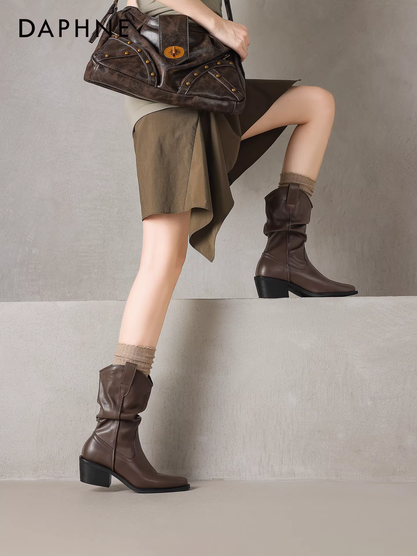 Giày bốt ngắn màu nâu Daphne dành cho nữ, mẫu mới mùa đông 2025, kiểu cao bồi phương Tây, mũi nhọn, có lớp lót lông cừu, chất liệu da.