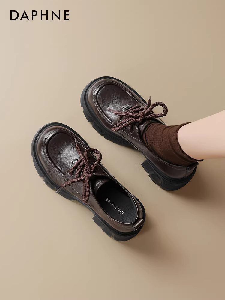 Giày lười đế dày màu nâu Daphne dành cho nữ 2025 kiểu Anh mới, gót dày, giày da nhỏ, giày tăng chiều cao nữ