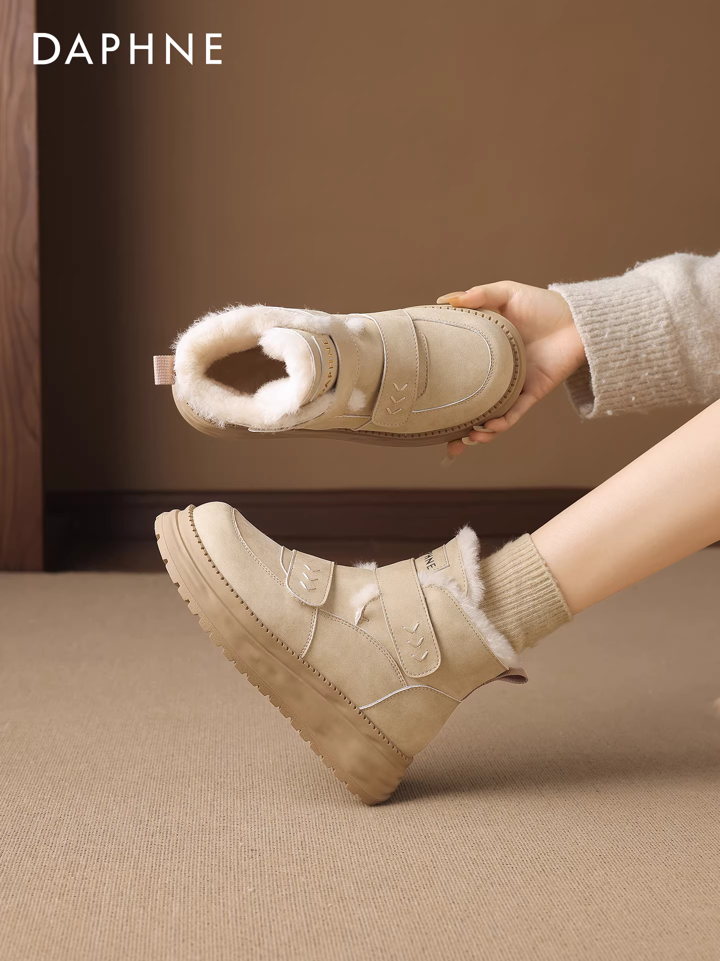 Giày bốt tuyết Daphne dành cho nữ mùa đông 2025, kiểu ngắn, đế dày, lót lông cừu, giữ ấm, chất liệu cotton, chống thấm nước, chống trơn trượt.