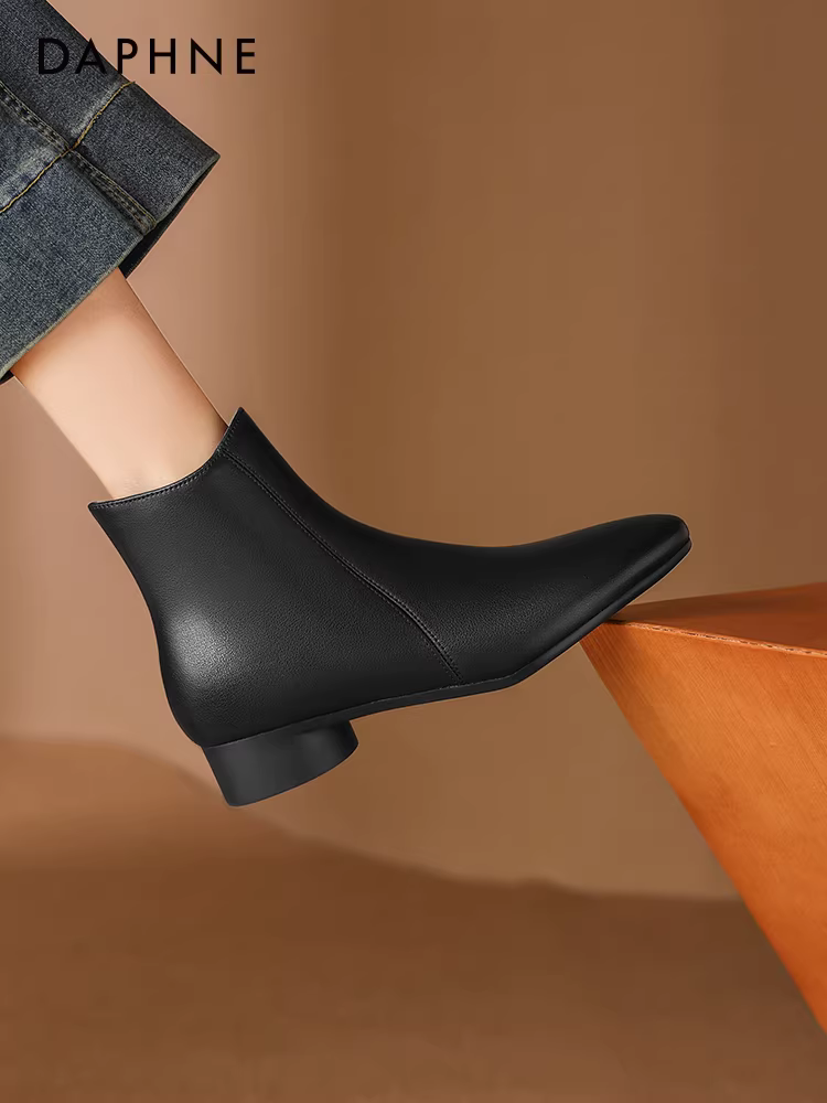 Giày bốt mũi nhọn ngắn Daphne dành cho nữ, bốt màu nâu mùa thu đông, kiểu mới 2025, lót lông cừu, gót dày, bốt ôm chân, bốt Martin nữ.