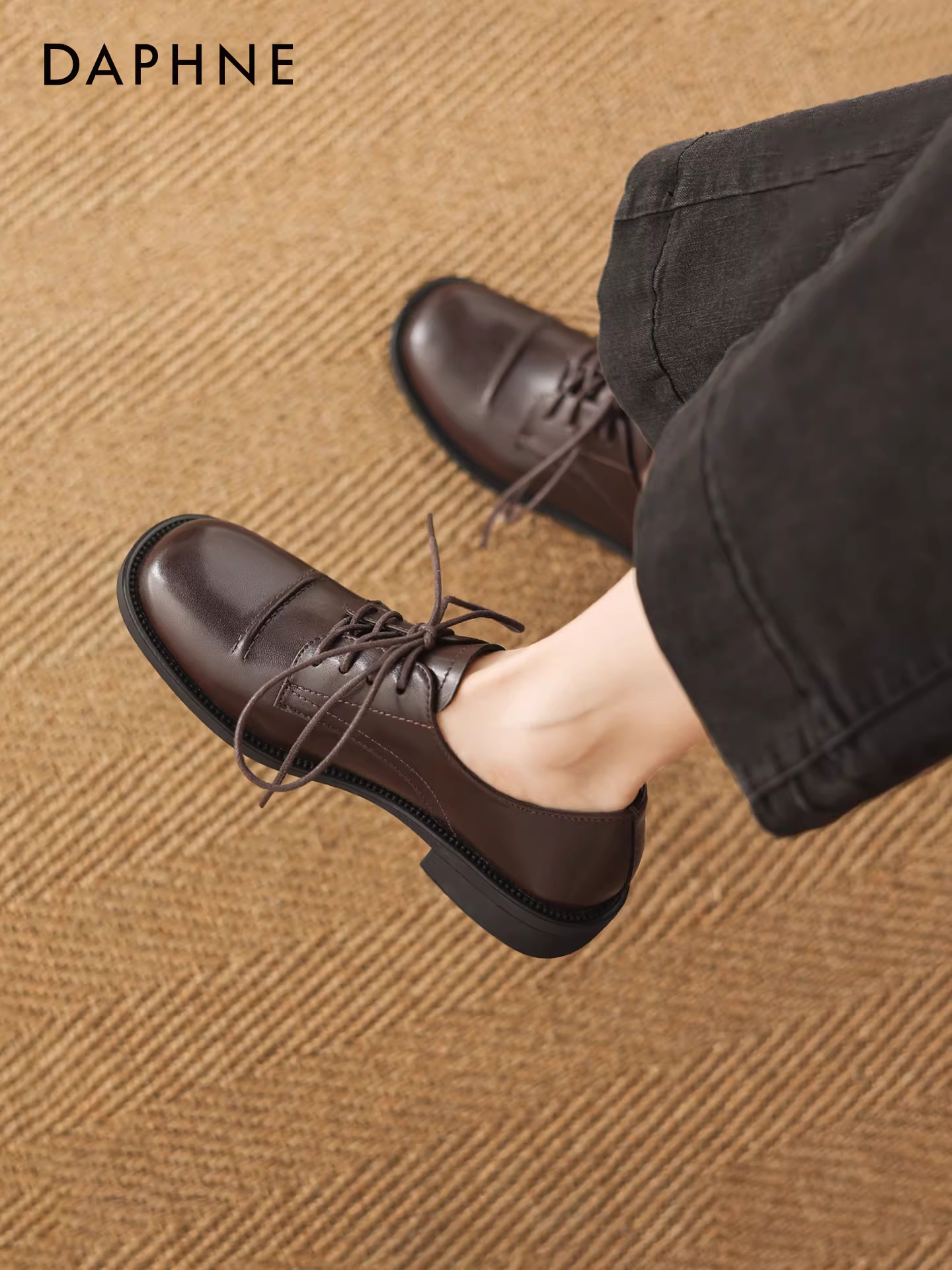 Giày nữ Daphne da nâu kiểu brogue buộc dây, mẫu mới thu 2025, phong cách Anh, kiểu lười, đế thấp, giày đơn.