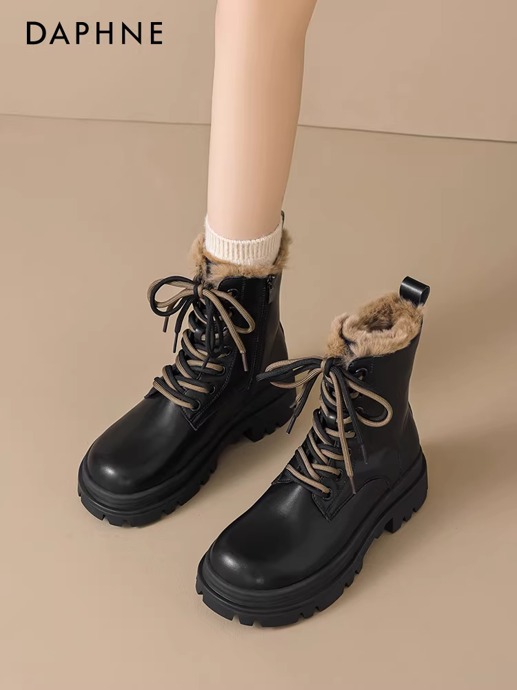 Giày bốt Martin lót lông cừu Daphne dành cho nữ, kiểu dáng mới mùa đông 2025, tăng chiều cao, giữ ấm, chống trơn trượt, chất liệu cotton Harbin.