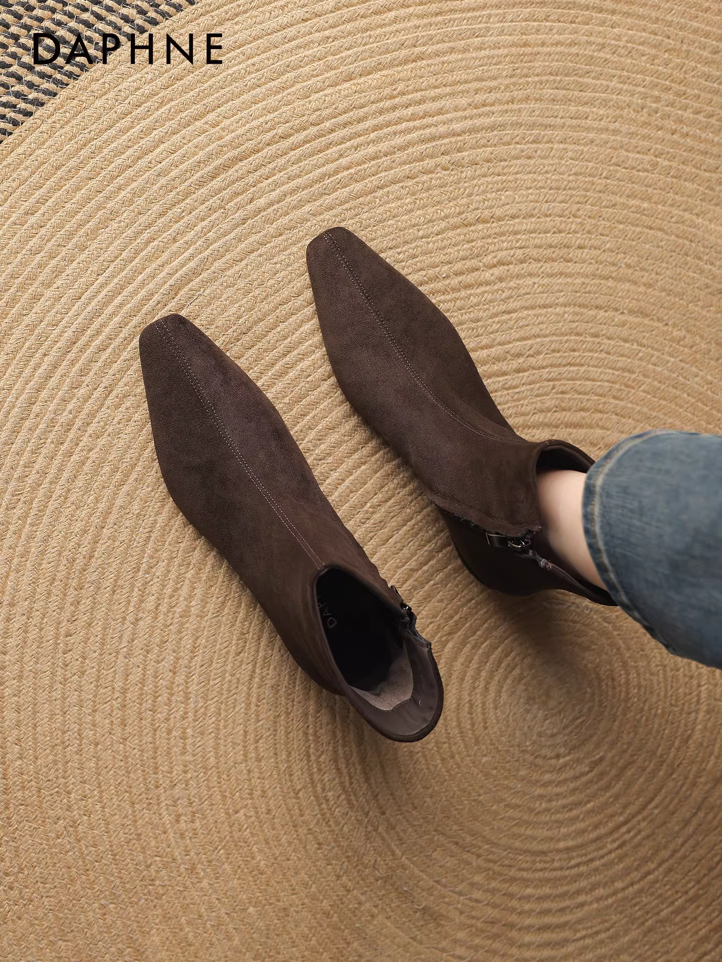 Giày bốt mũi nhọn ngắn Daphne dành cho nữ, mẫu mới mùa đông 2025, kiểu dáng ôm sát, lót lông mềm mại, chất liệu da lộn, kiểu Martin, kiểu vớ co giãn.