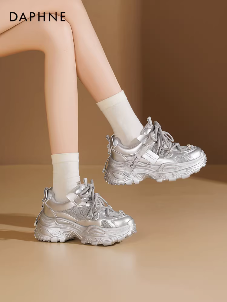 Giày thể thao nữ Daphne lót lông cừu, mẫu mới thu đông 2025, đế dày màu bạc, tăng chiều cao, đa năng, phong cách thường ngày.