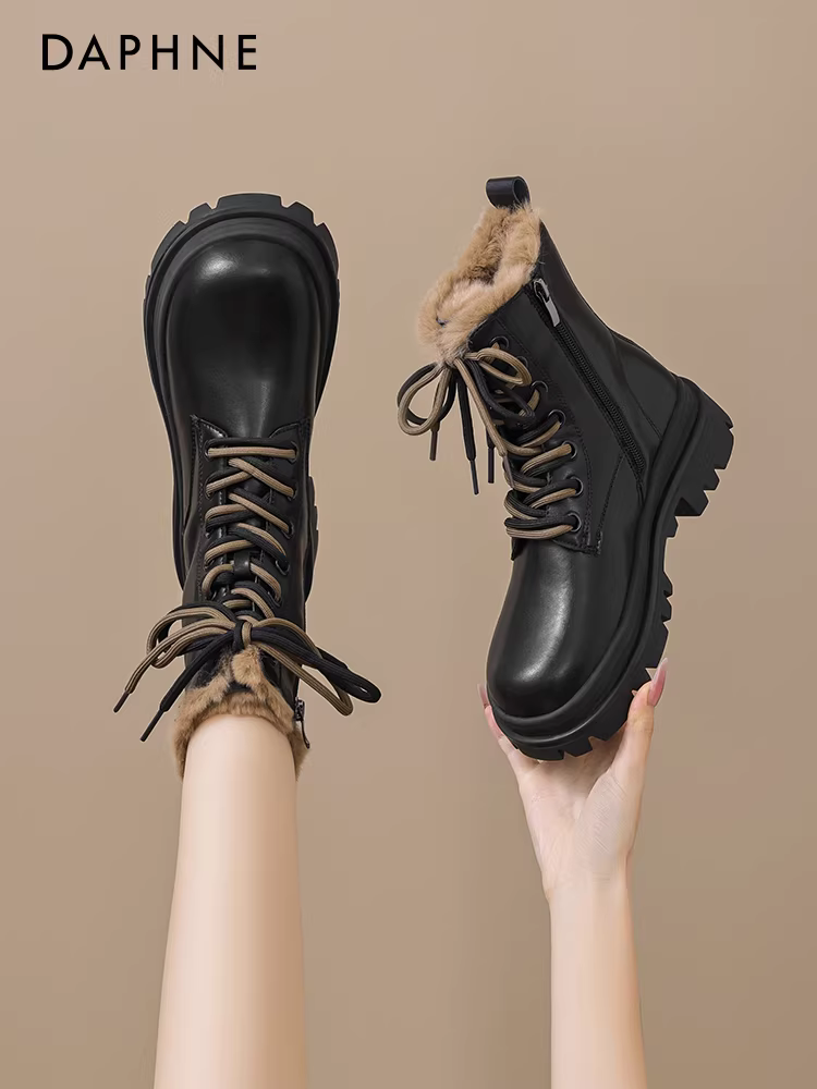 Giày bốt đi tuyết Daphne giày nữ mùa đông lót lông cừu Giày bốt Martin 2025 mới giày cotton ấm đế dày rất phong cách