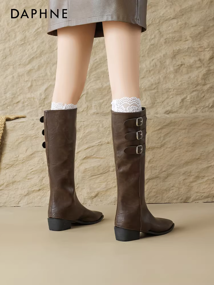 Giày bốt dài Daphne dành cho nữ, kiểu mới thu đông 2025, kiểu dáng hai chiều, kiểu quần ống rộng, giày cao gót, giày cưỡi ngựa, mũi nhọn, màu nâu, bốt ngắn