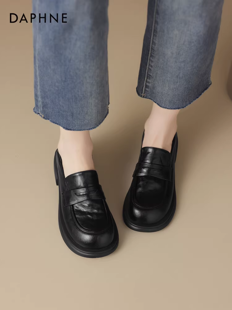 Giày Loafer nữ Daphne màu đen, mẫu mới Thu 2025, chất liệu da mềm, đế bằng, gót thấp, kiểu dáng công sở, giày da nhỏ gọn phong cách Anh.