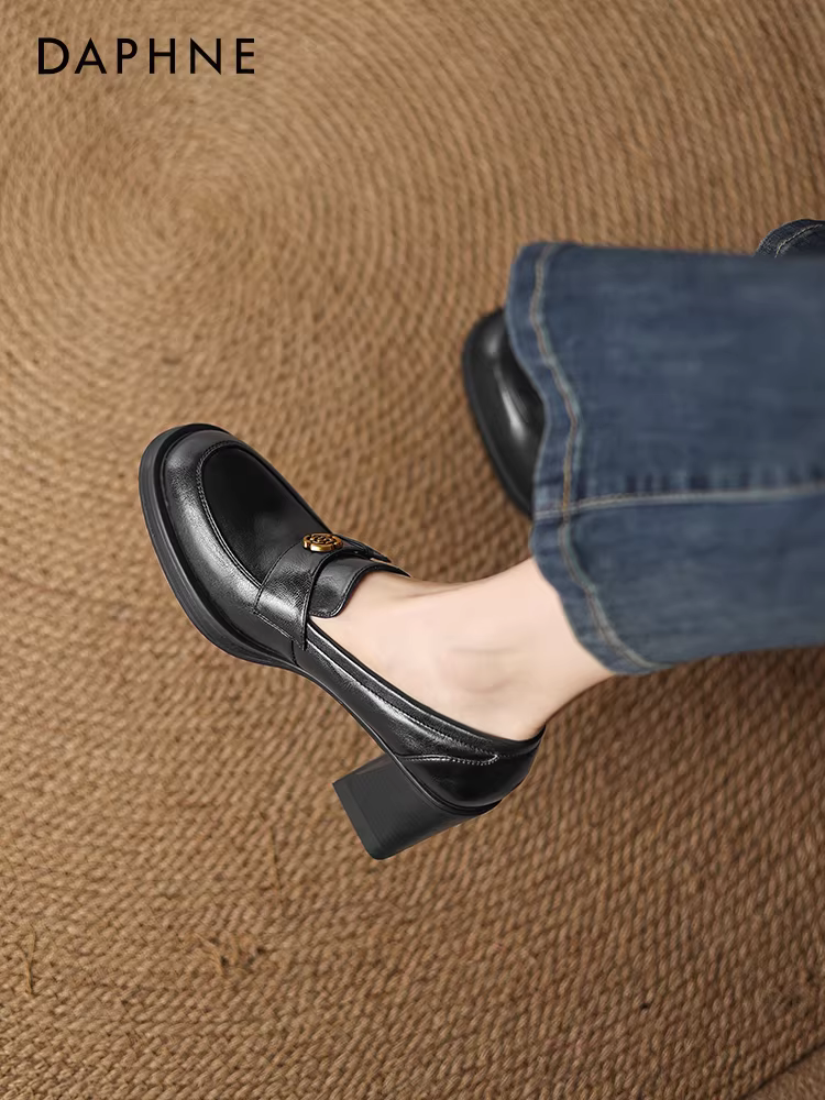 Giày Loafer Nữ Daphne Camellia Thu Đông 2025 Mẫu Mới, Giày Cao Gót Gót Thô Tăng Chiều Cao Phong Cách Anh Quốc, Giày Da Nhỏ
