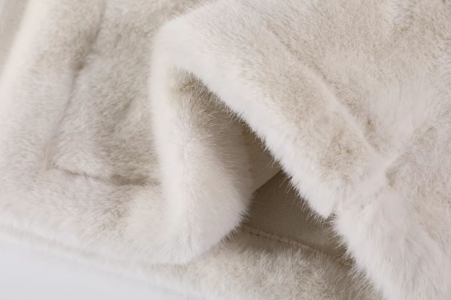 Áo khoác lông cừu cao cấp dài trung bình dành cho nữ, kiểu dáng mùa đông mới, thanh lịch, dày dặn và ấm áp.