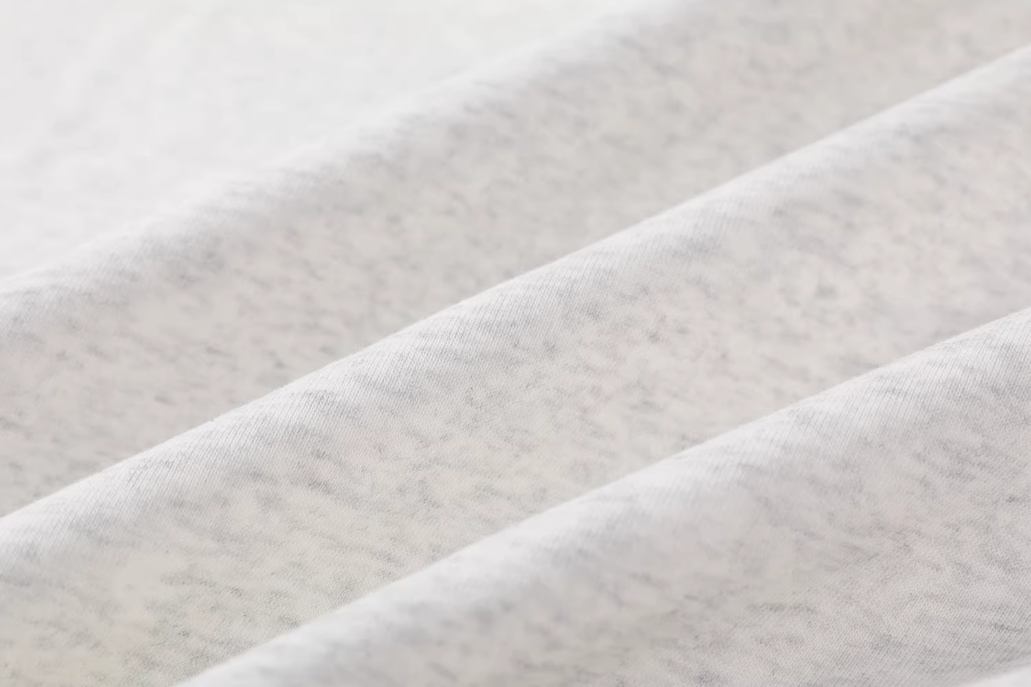 Áo khoác nỉ có mũ kiểu Mỹ, áo dày dài tay tôn dáng cho nữ, kiểu dáng mới phổ biến mùa thu 2025.