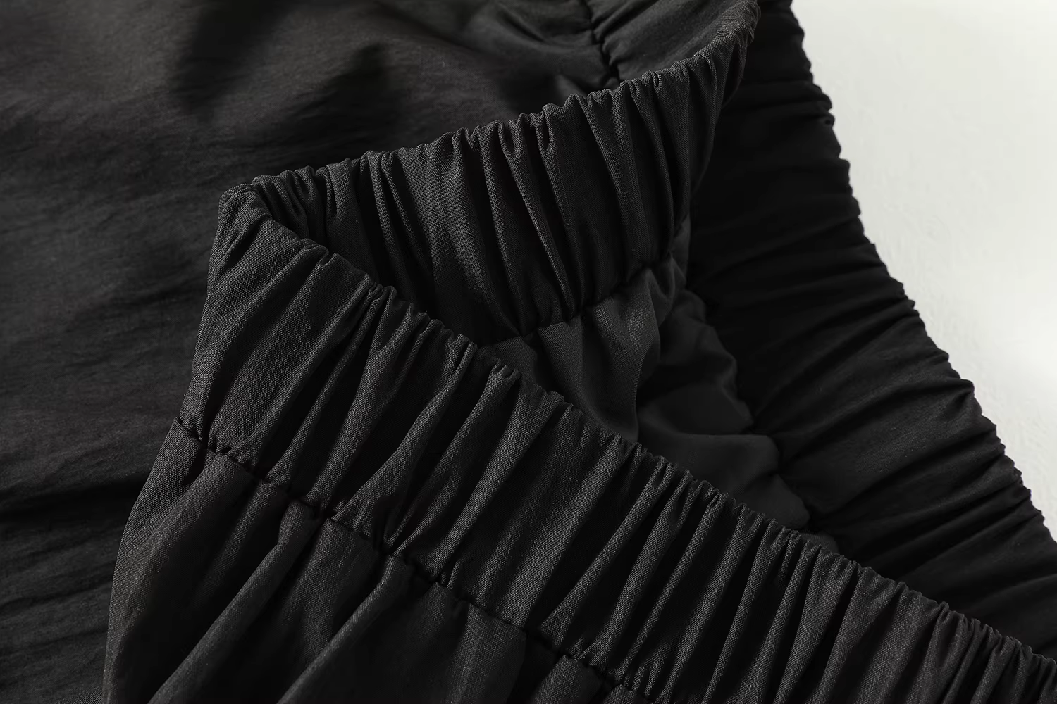 Phong cách nhẹ nhàng, chân váy đen đa năng, phong cách mới mùa hè dành cho nữ, váy xếp tầng chữ A thon gọn eo