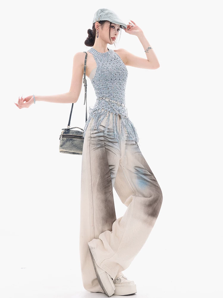 ABWEAR ra mắt - quần jeans nhuộm tie-dye dày dặn, chất liệu bền chắc dành cho nữ, kiểu dáng rộng rãi và thoải mái, quần ống rộng thẳng.