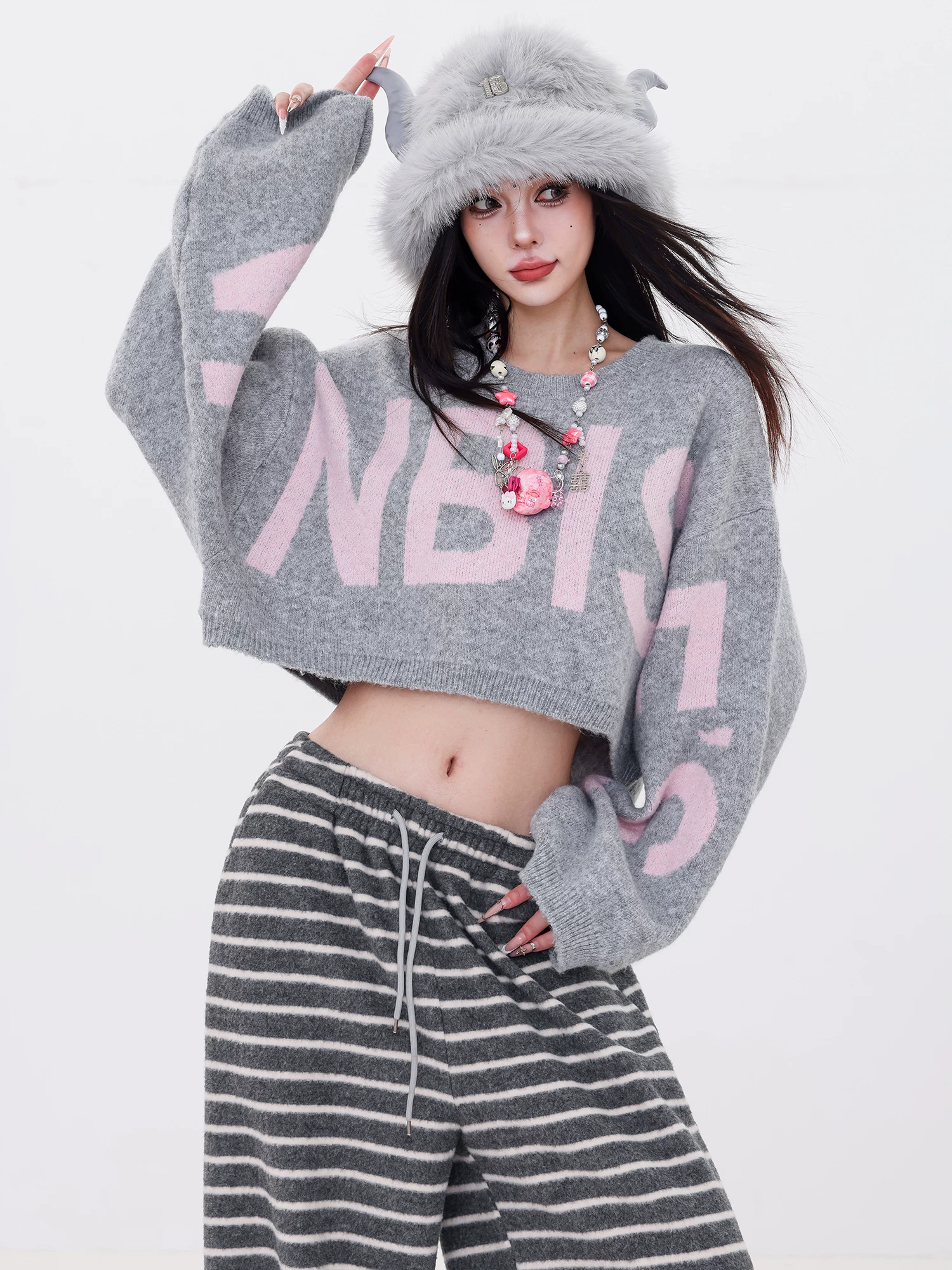 Áo len chui đầu cổ tròn in chữ phong cách lười biếng mùa đông ABWLR Snow Melting Song - Áo len dệt kim ngắn rộng rãi mùa thu đông dành cho nữ.