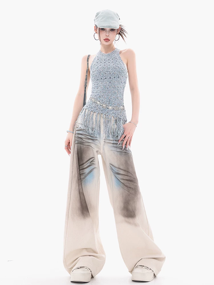 ABWEAR ra mắt - quần jeans nhuộm tie-dye dày dặn, chất liệu bền chắc dành cho nữ, kiểu dáng rộng rãi và thoải mái, quần ống rộng thẳng.