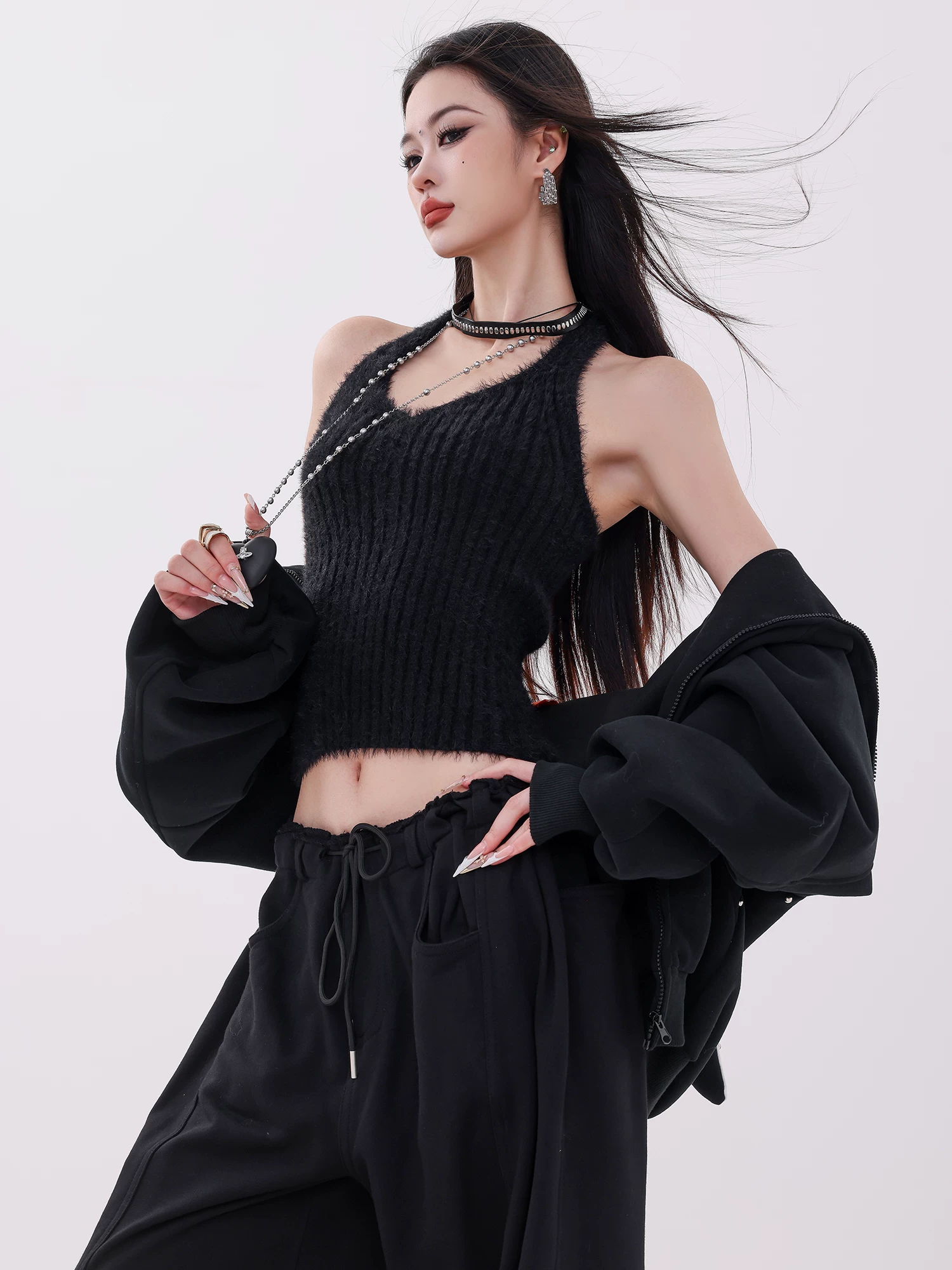 Tạp chí ABWLR Hot Girl - Áo dệt kim lệch vai màu đen gợi cảm nguyên bản dành cho nữ, áo ôm dáng mới dành cho mùa thu đông.