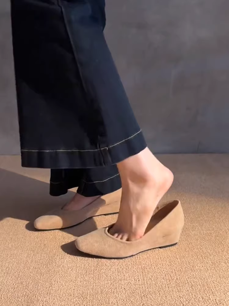 Giày lười nữ da lộn cao cấp kiểu retro đơn giản, chất liệu da thật, đế xuồng, mũi vuông, gót cao thanh lịch.