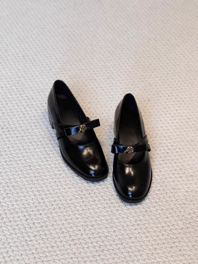 Giày Mary Jane nữ da thật kiểu Pháp, chất liệu da cừu, quai hoa trà, gót vuông, kiểu dáng thấp.