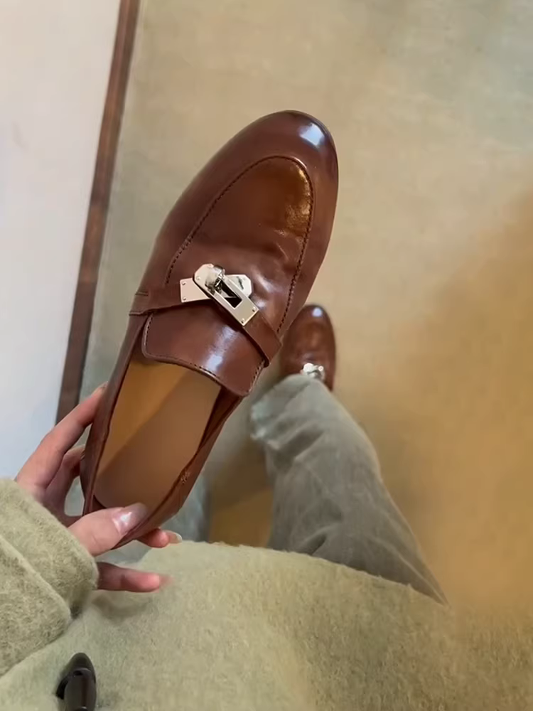 Phiên bản da cừu ~ Giày lười kiểu cổ điển đa năng bằng da thật dành cho nữ có khóa kim loại, giày da nhỏ thời trang và đa năng, phong cách nghệ thuật