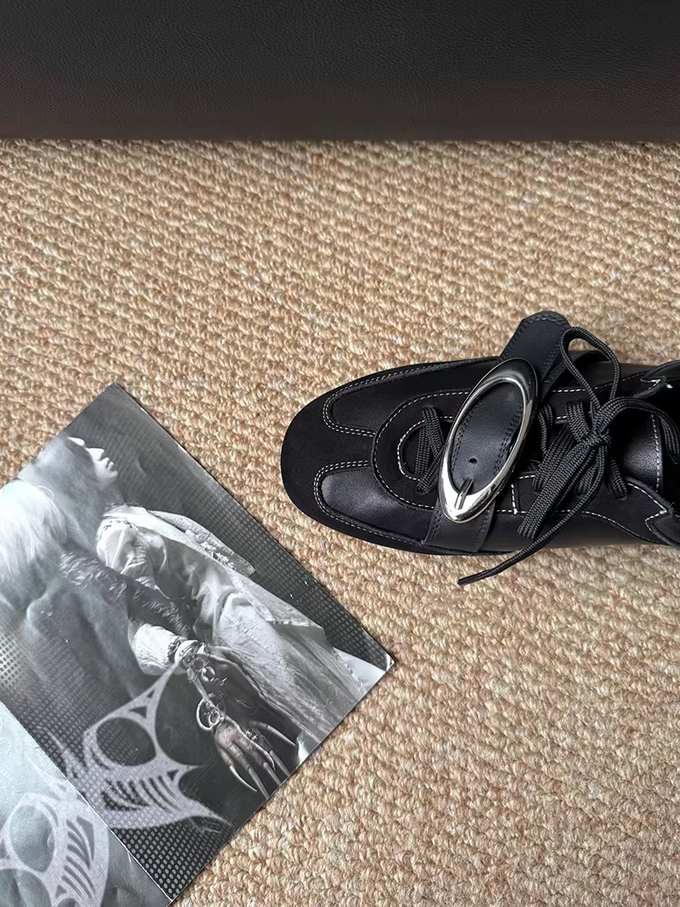 Phiên bản da cừu ~ Giày tập luyện đa năng phong cách punk màu đen dành cho nữ với dây buộc khóa tròn bằng kim loại, giày đế bằng kiểu dáng giản dị cắt sâu