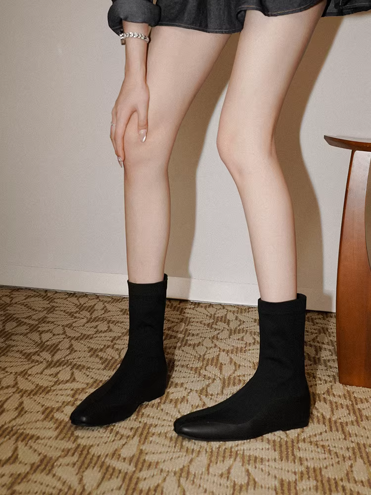 Pear Xiaoqi~ Giày bốt thon gọn co giãn tăng chiều cao dành cho nữ, bốt ngắn mũi vuông đế bằng mới mùa thu đông, bốt thời trang giảm béo đa năng.