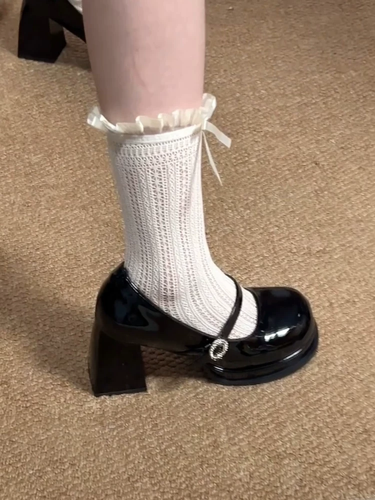 Phiên bản da cừu ~ Giày nữ Mary Jane cao gót nhỏ nhắn bằng da bóng kiểu Pháp, miệng giày nông, quai đơn có khóa, đế bệt gót thô.