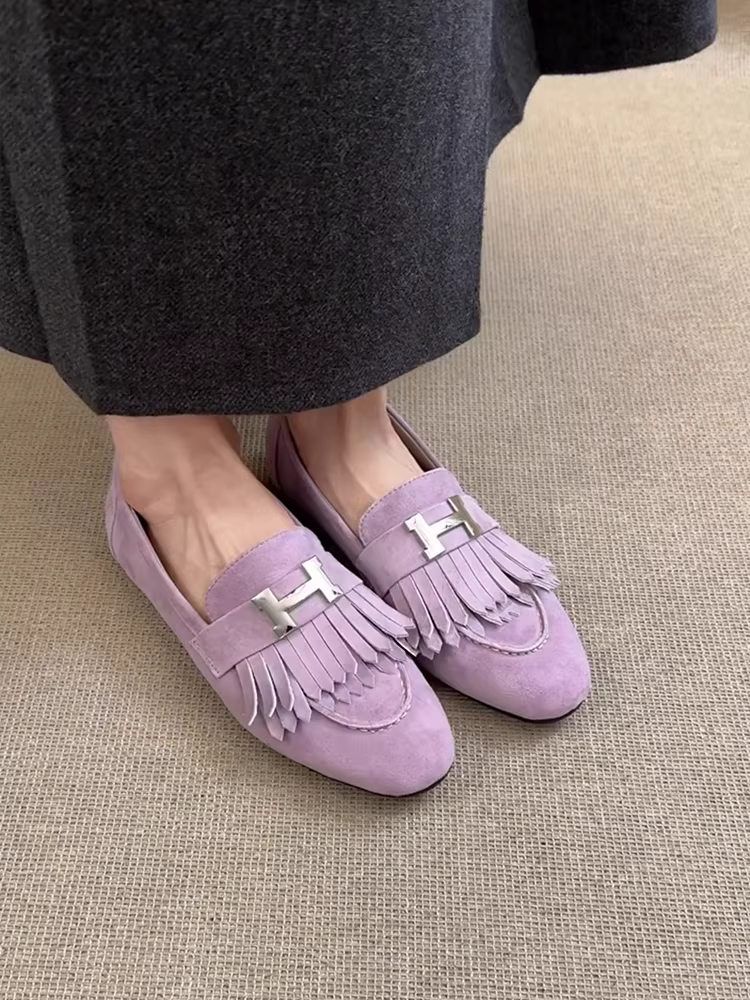 Phiên bản da cừu ~ Giày lười da lộn dành cho nữ có khóa kim loại và tua rua, mũi tròn, đế phẳng, giày lười cổ điển