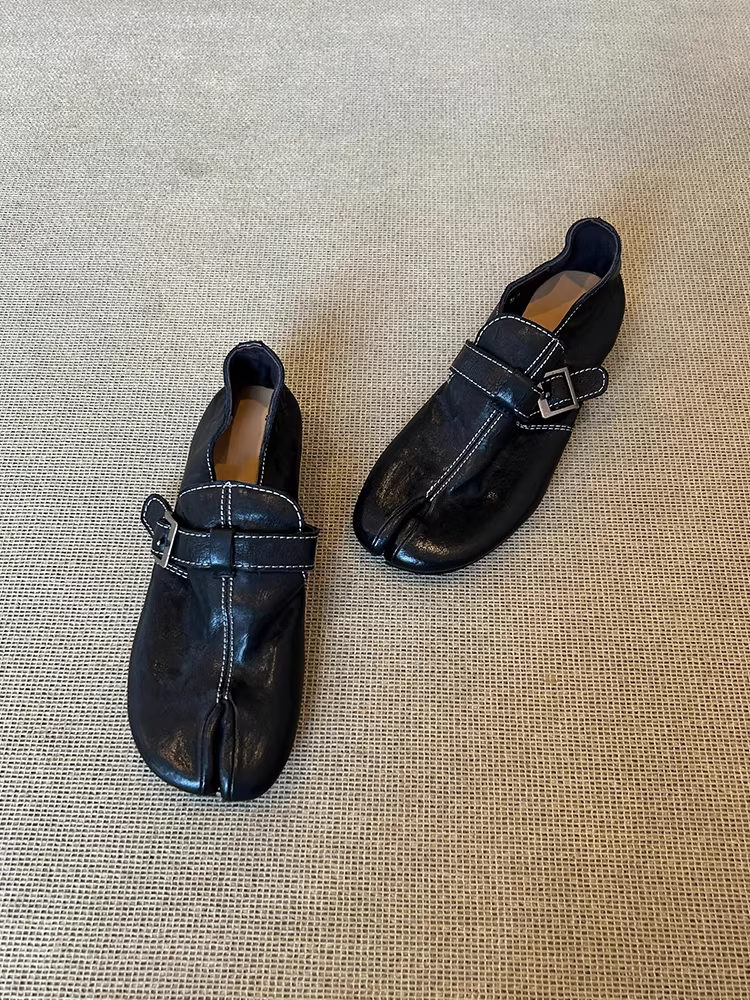 Phiên bản da cừu ~ Giày da kiểu lười thời trang và độc đáo dành cho nữ với một khóa cài, mũi giày sâu và thiết kế tách ngón, được làm từ da đã qua xử lý theo phong cách Barn.