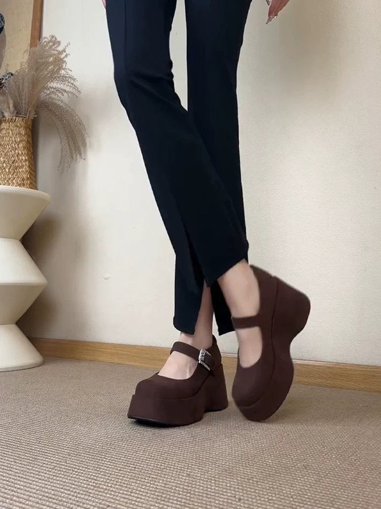 Phiên bản da cừu ~ Giày Mary Jane đế dày đặc biệt dành cho người nhỏ nhắn, có lớp hoàn thiện bằng da lộn, miệng giày nông, quai đơn, đế platform.
