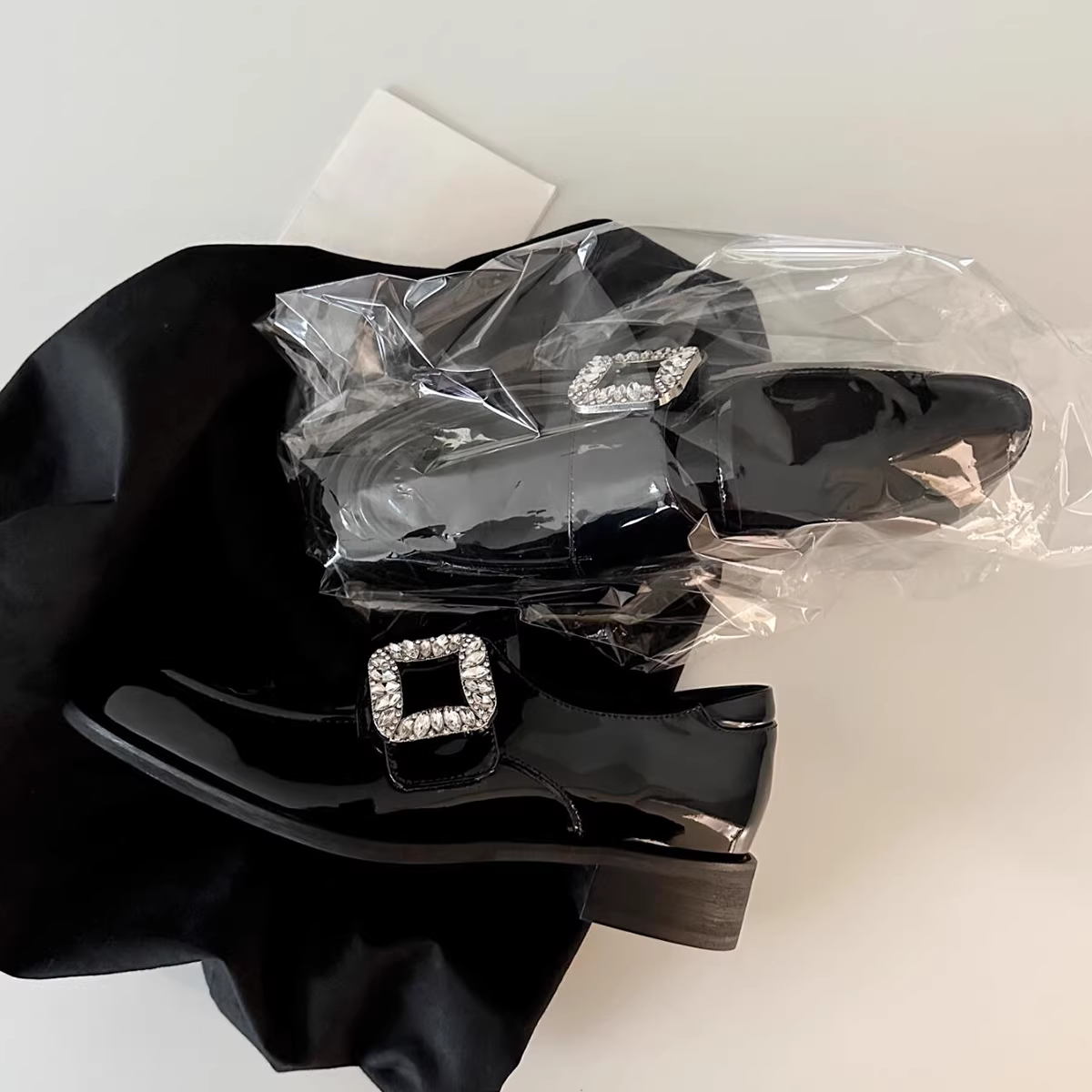 Phiên bản da cừu ~ Giày lười đế thấp màu đen có khóa vuông đính đá cho nữ, giày đơn da sáng chế của Pháp, giày da nhỏ mũi tròn kiểu slip-on