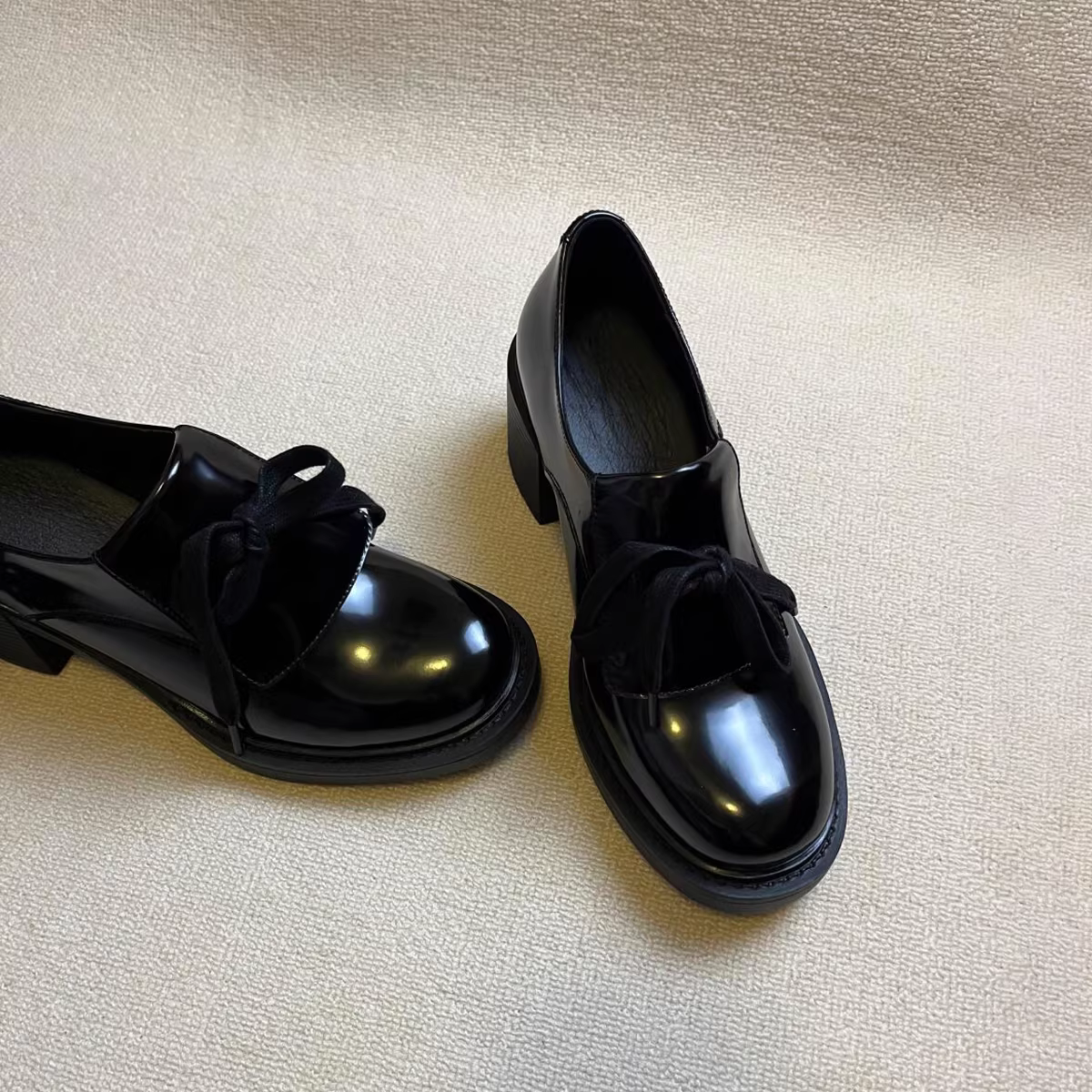 Phiên bản da cừu ~ Giày lười cao gót phong cách cổ điển của Anh dành cho nữ, giày da nhỏ có gót thô có nơ, giày đế bằng màu đen