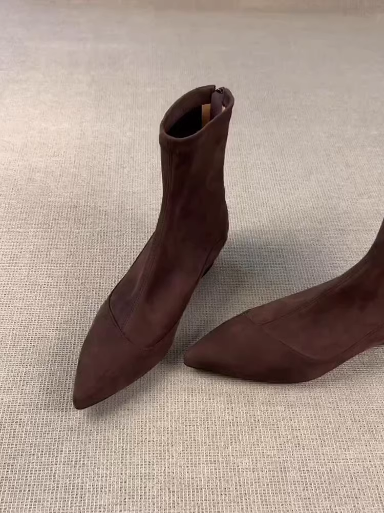 Pear Xiaoqi~ Giày bốt đơn giản và thon gọn dành cho nữ, mũi nhọn kiểu cổ điển, tăng chiều cao bên trong, bốt co giãn dành cho nữ, khóa kéo phía sau, da lộn, bốt ngắn thanh lịch.