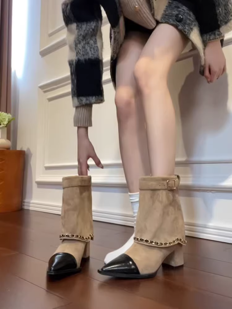 Phiên bản da bò~ Giày bốt cao gót kiểu Pháp mới lấy cảm hứng từ Chanel dành cho nữ, mũi nhọn phối màu, khí chất dịu dàng, kiểu giày hiệp sĩ có dây xích.