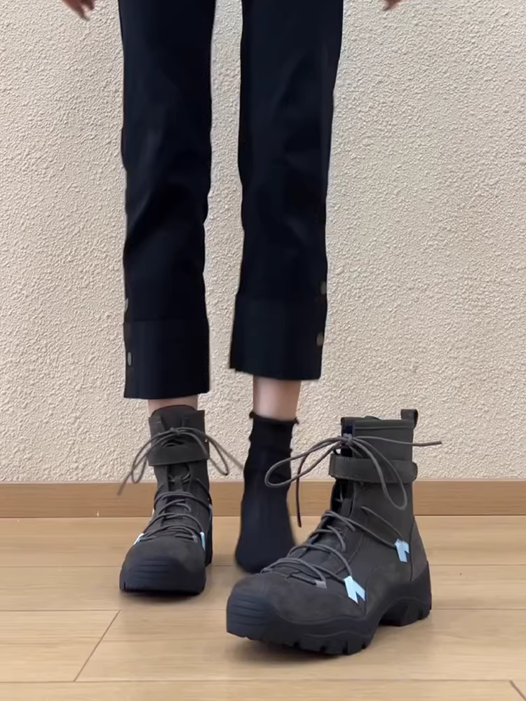 Phiên bản da bò ~ Giày bốt Martin đế dày bằng da lộn màu xám cao cấp dành cho nữ, có dây buộc và khóa dán, kiểu dáng thể thao, giản dị, thích hợp đi xe máy, kiểu dáng đơn giản.