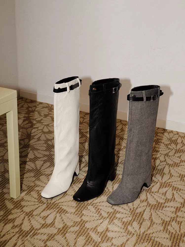 Giày bốt hình quả lê~ Giày bốt thẳng dáng độc đáo dành cho nữ với mũi vuông, khóa thắt lưng thời trang và sành điệu, bốt dài che kín chân.