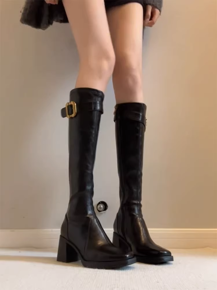 Phiên bản da bò ~ Giày bốt dài màu đen kiểu dáng thẳng, tôn dáng phong cách Anh Pháp dành cho nữ, mũi vuông, có khóa thắt lưng, khóa kéo phía sau, gót cao, kiểu dáng ôm sát.