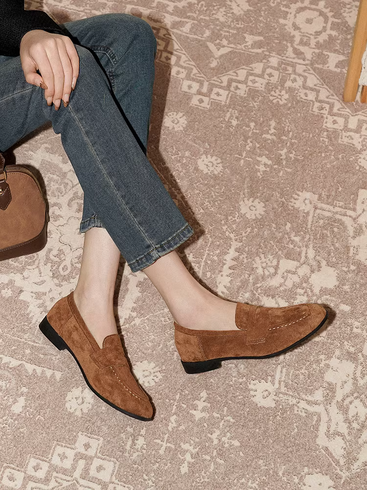 Pear Xiaoqi~ Giày lười da lộn phong cách Anh cho nữ, giày đi làm có gót dày, kiểu dáng đơn giản và thời trang.