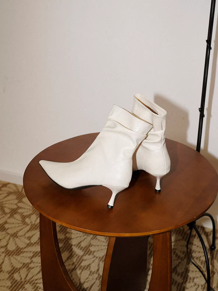 Pear Xiaoqi~ Giày bốt cao gót ngắn màu trắng đơn giản và thanh lịch dành cho nữ, phối cùng áo khoác, da thật, kiểu dáng thời trang và giản dị.