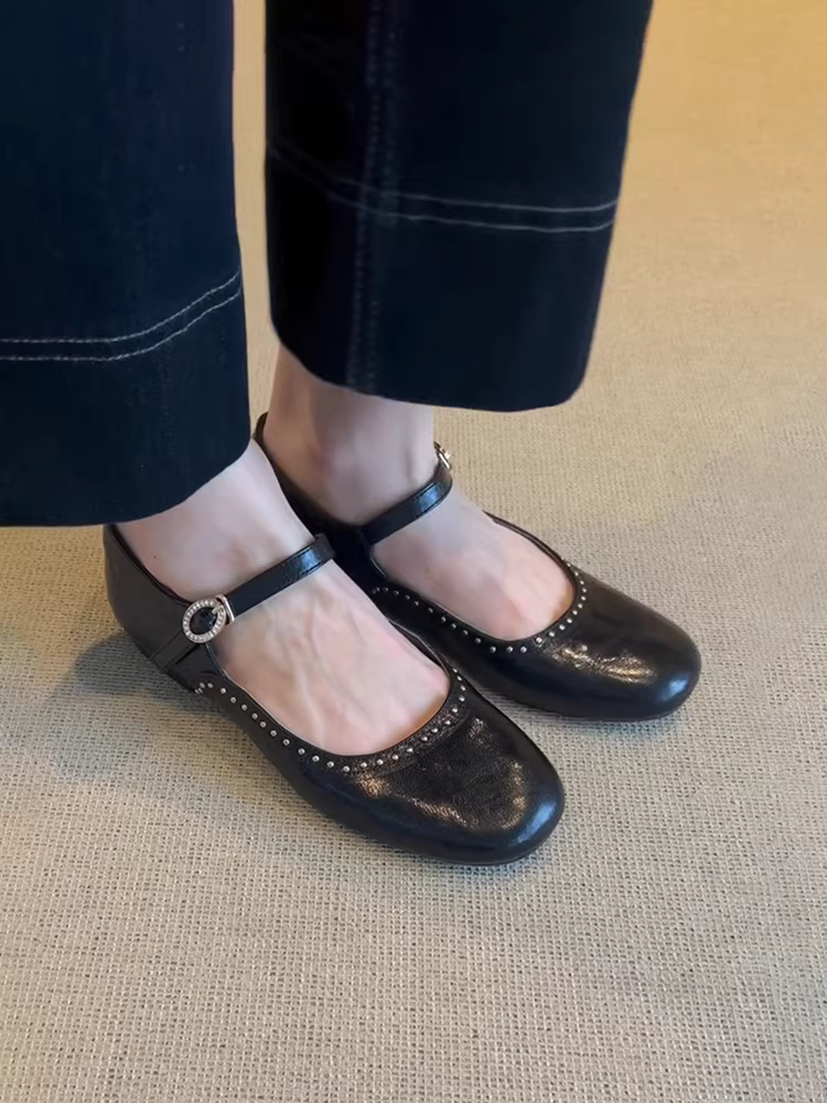 Phiên bản da cừu ~ Giày da thật quai đơn miệng nông phong cách mới mùa xuân dành cho nữ, giày Mary Jane mũi tròn đế bằng đa năng có đính đinh tán